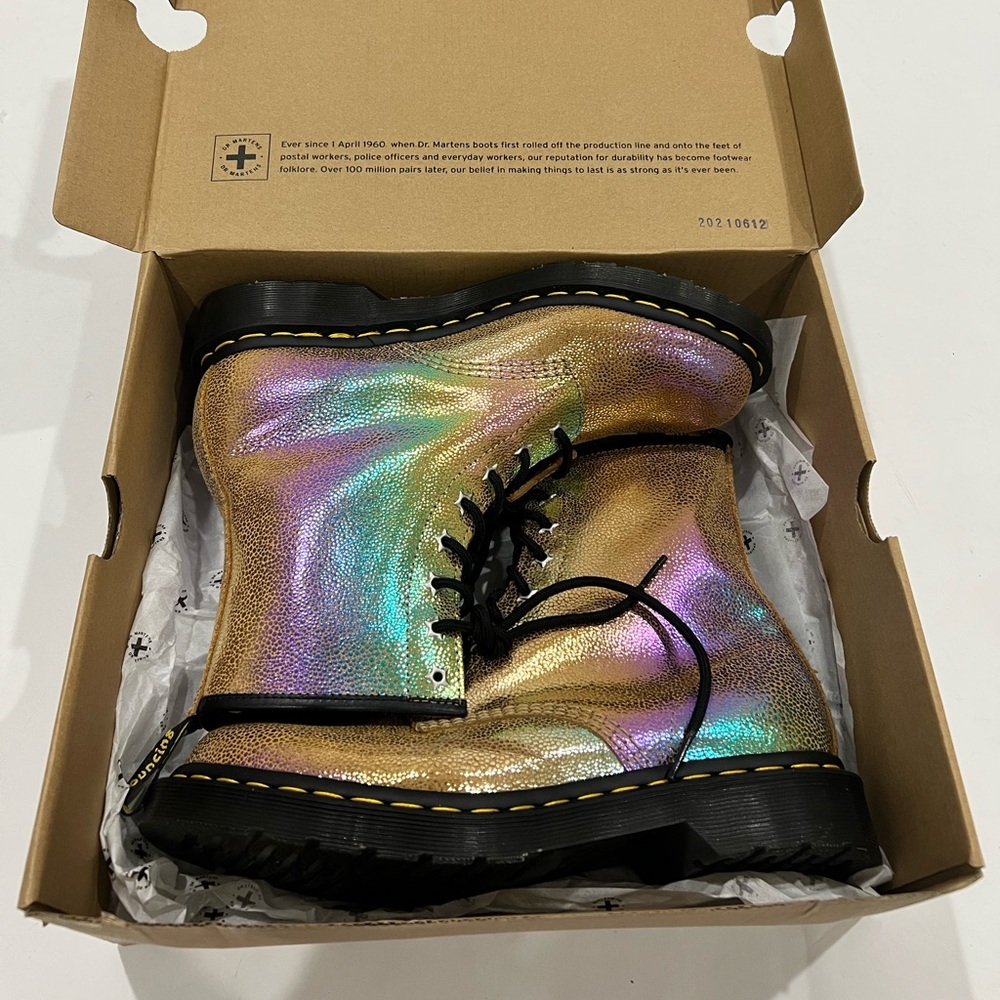 NWT Dr Martens 1460 Rainbow Ray Sand Holographic Boots